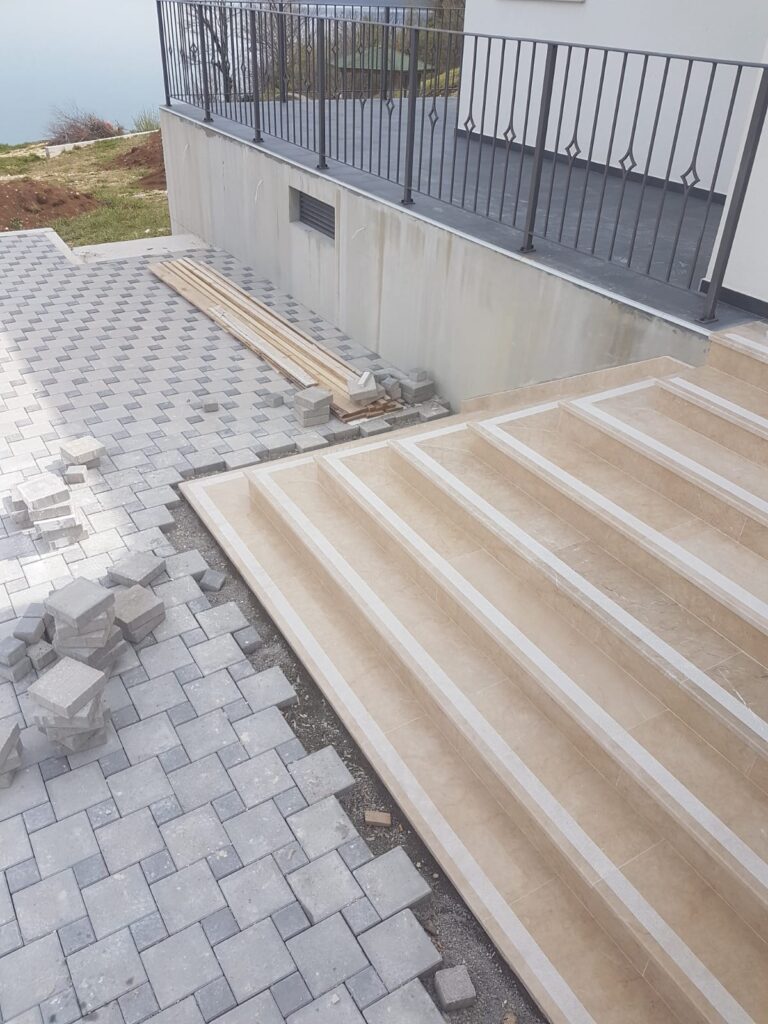 Vanjske kamene stepenice od prirodnog dolita s protukliznim trakama izrađene po mjeri